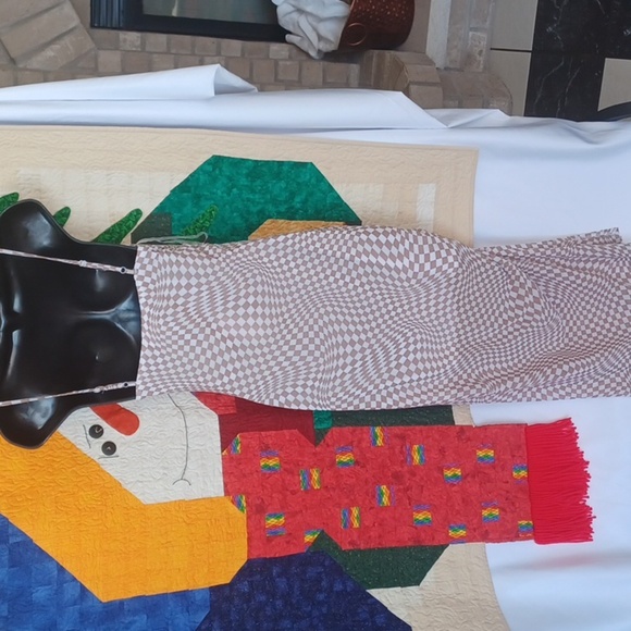 NO COMMENT Tan and White Checkered Ruched Side Bodycon Dress, lined, side slit - Picture 5 of 9